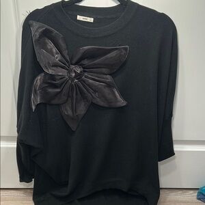 Moewy Elegant Black Top with Floral Detail, bat 3/4 sleeve